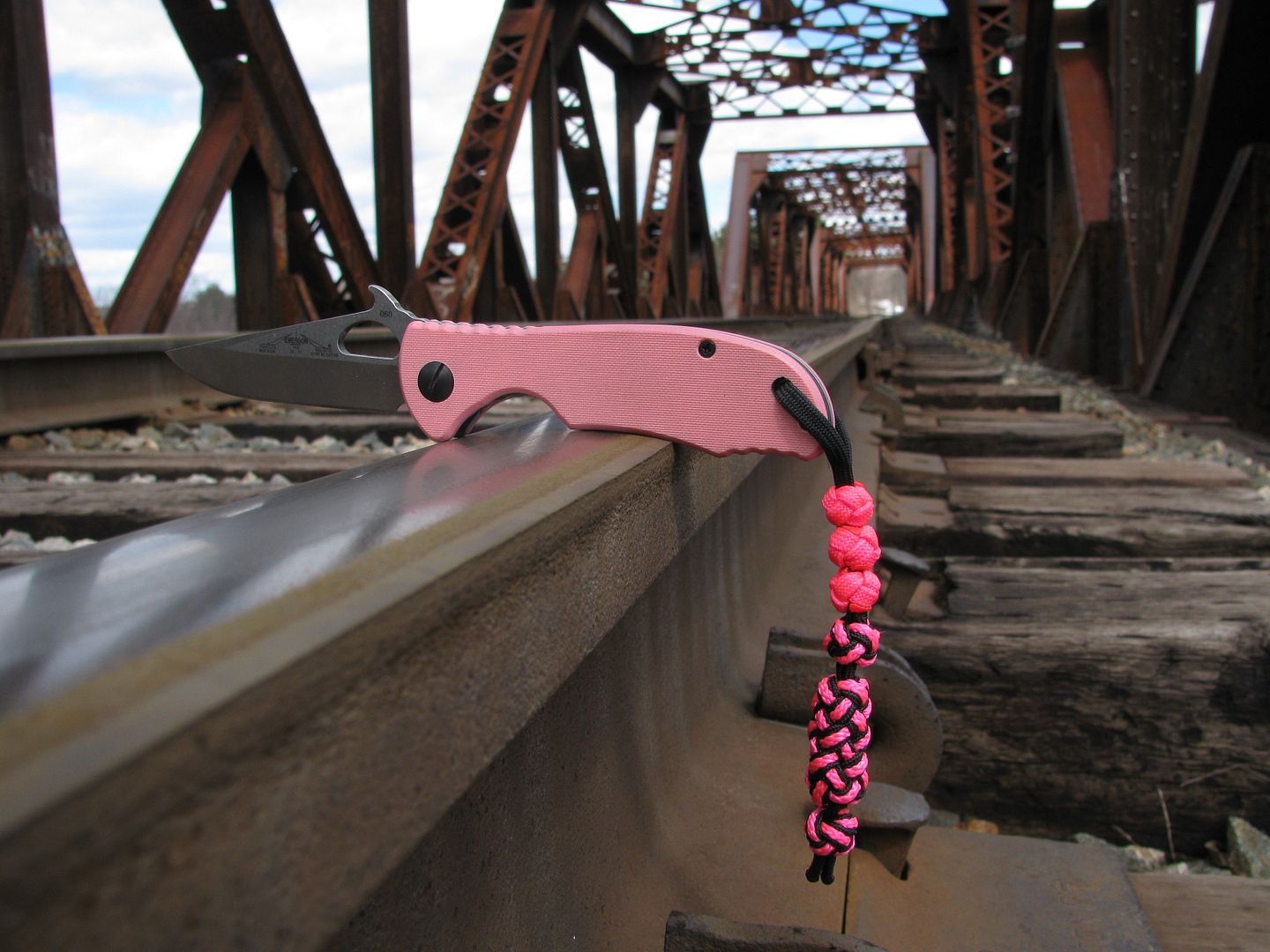 The paracord "three daughters lanyard" on a pink Emerson traveler knife Survivalist Forum